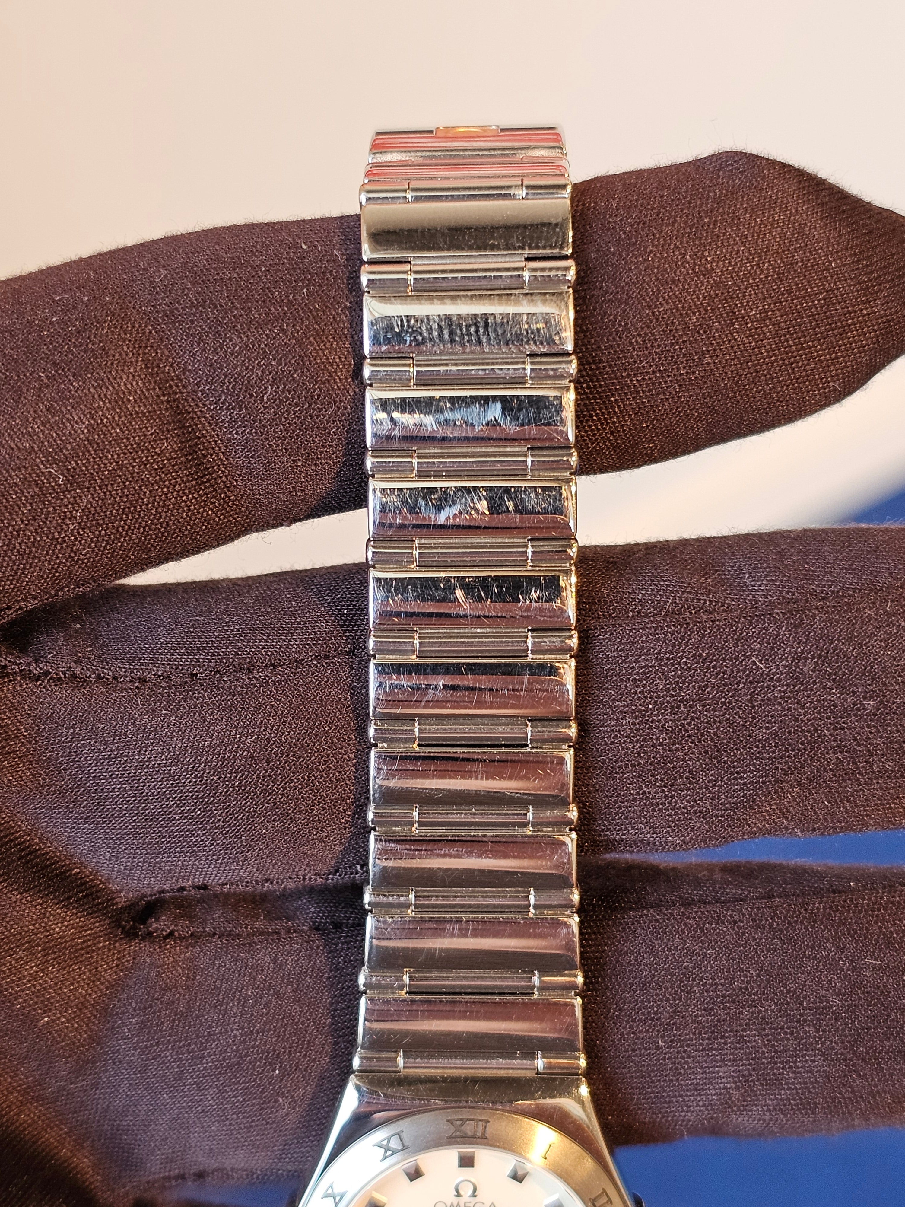 Pre-Owned Omega Constellation Ladies Quartz Watch – Mother-of-Pearl Dial, Diamond Markers, Steel Bracelet