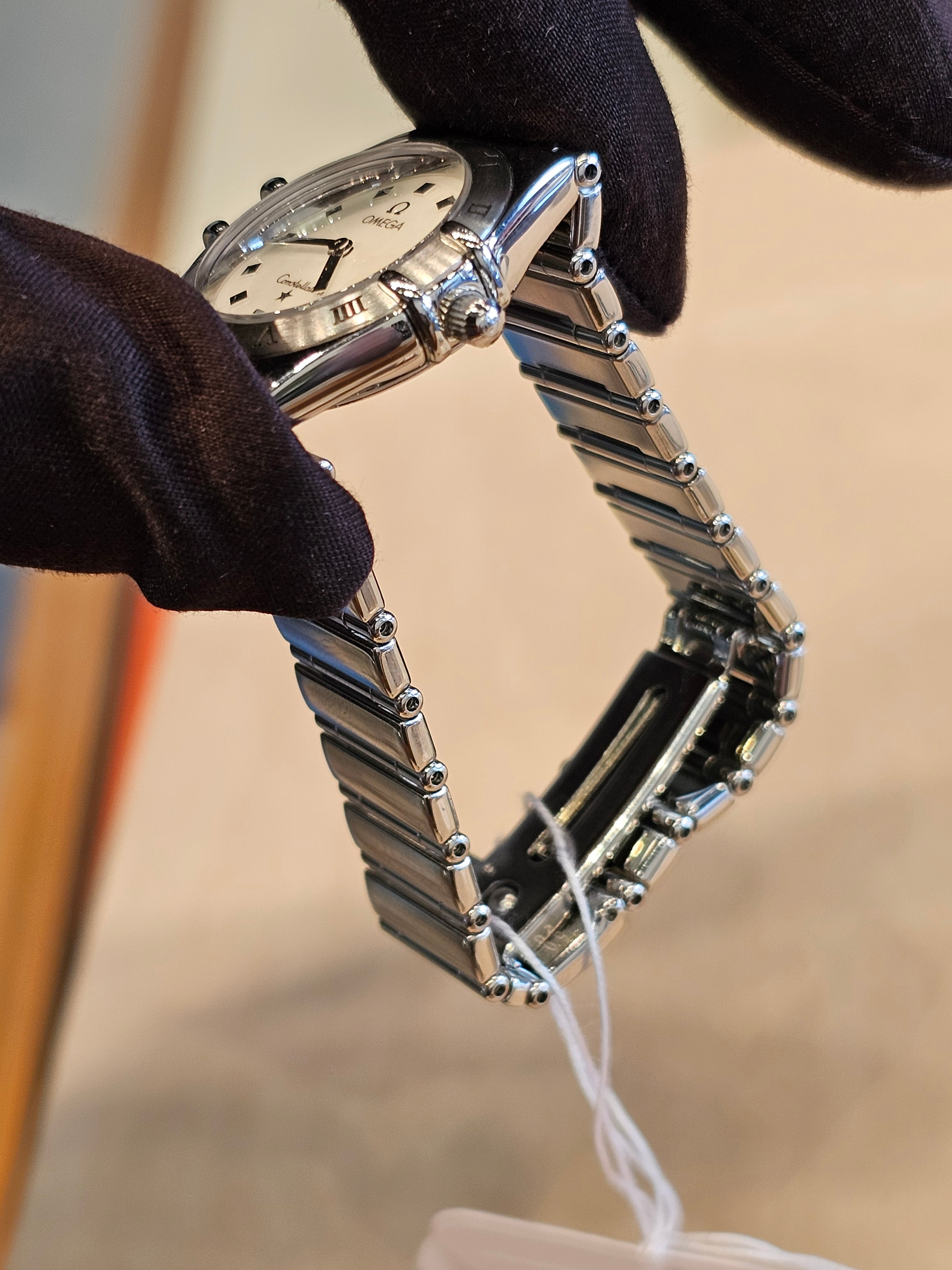 Pre-Owned Omega Constellation Ladies Quartz Watch – Mother-of-Pearl Dial, Diamond Markers, Steel Bracelet